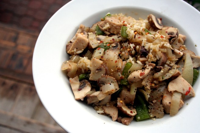 Green pepper, chicken and mushroom quinoa with a sweet chili sauce1
